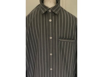 Snygg smårandig svart vit skjorta storlek L, Jack & Jones
