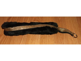 Hundhalsband halvstryp 55,5-62 cm svart mjuk fleece och guld broderier Ny