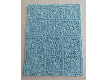 Dockskåpsfilt / dockfilt, ca 15 x 19 cm, blått bomullsgarn