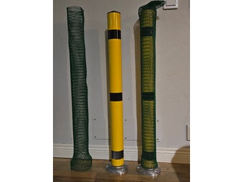 2 gulsvarta avspärrningsstolpar för fast montering – cirka 94 cm