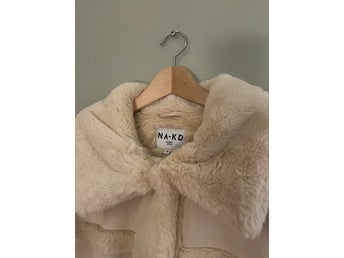 NA-KD beige/vit jacka, storlek 40