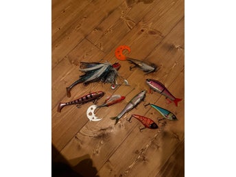 Blandat fiskedragspaket med skeddrag, wobblers och jiggar