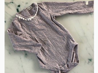 Body från Newbie lila med blommönster spets storlek 80 fint skick Body från Newbie lila med blommönster spets storlek 80 fint skick