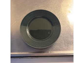 Mörkgråa tallrik med mönster