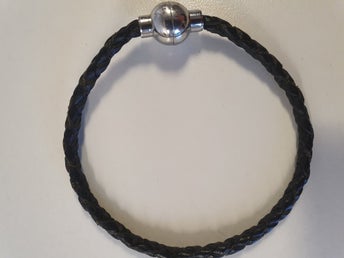 Svart flätat läderarmband med magnetlås