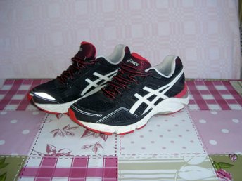 svarta asics svarta asics