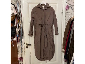H&M brun långskjorta, oversize modell storlek XS