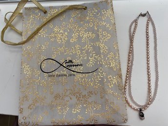 lotta djossou pärlhalsband med väska lotta djossou pärlhalsband med väska