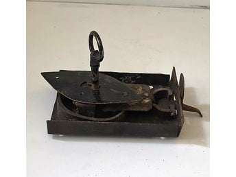 Antikt kistlås i järn. Med nyckel. 1800-tal.