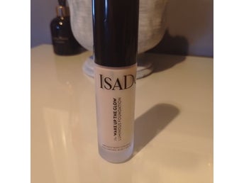 Isadora Wake Up The Glow Luminous Foundation