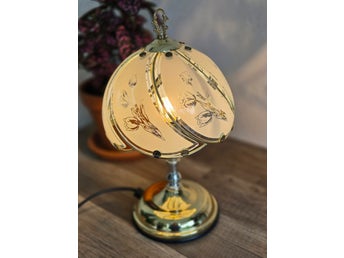 Bordslampa i mässing och glas. Retro !