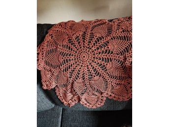 Brun hemvirkad duk ca 50 cm diam.