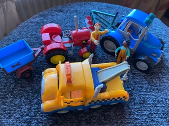 Traktorer och Bärgningsbil med Figurer fr serien Lilla Röda Traktorn