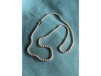 Halsband i silver.