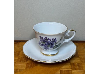 Hackefors Sweden – kaffekopp med fat – syrenblommor & gulddetaljer