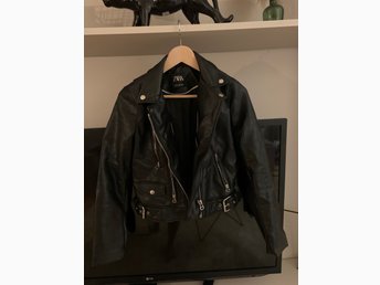 ZARA SKINNJACKA FAKESKINN XS (415682809) ᐈ Köp på Tradera ZARA SKINNJACKA FAKESKINN XS (415682809) ᐈ Köp på Tradera