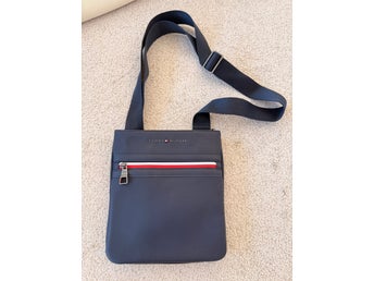 Helt ny - Tommy Hilfiger axelremsväska