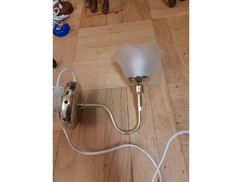 En vägglampa glas och mässing retro
