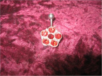 NAVELPIERCING BLOMMA MED RÖDA STENAR 1,6 STAV (SURGICAL STEEL)