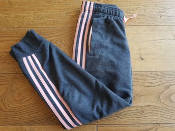 adidas dress grå och rosa adidas dress grå och rosa
