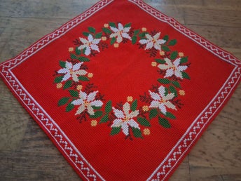 RETRO CHARMIG JULDUK HANDBRODERAD PÅ RÖD FIN AIDAVÄV