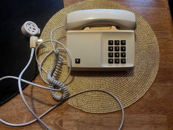 Äldre telefon med knappsats