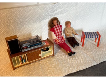 Lundby dockskåpstillbehör: retro -80. Stereo, högtalare, dockor och bänk