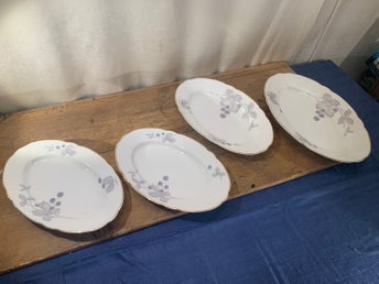 4 st fina vintage uppläggnings fat i porslin Mullbär i porslin från Schlaggenwal