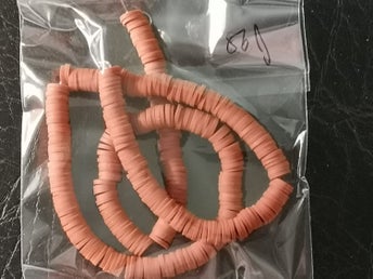 ca 40 cm fina tegel röd färgade Polymera Heishi pärlor.