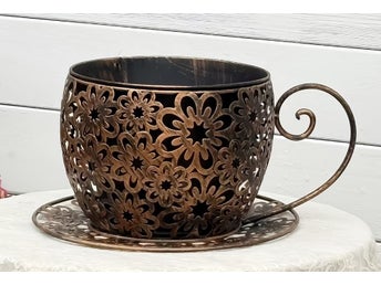 Blomkruka i form av en kaffekopp - metall.