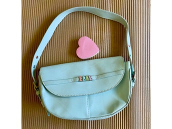 ELLE vintage axelremsväska – ljusturkos pastel / Y2K