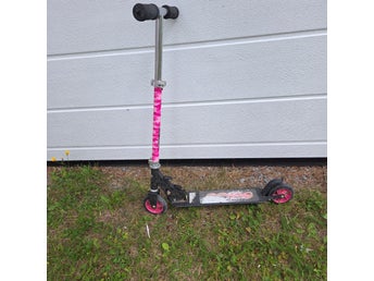 Sparkcykel med rosa detaljer