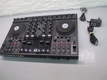 Native Instruments Traktor Kontrol S4 , DJ Controller.