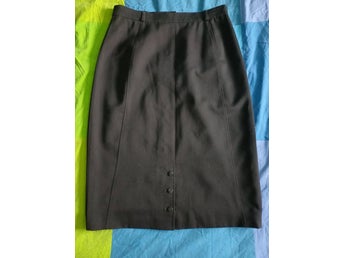 Retro svart kjol, strl 44. 55% polyester, 45% ren ny ull. Foder 100% acetat