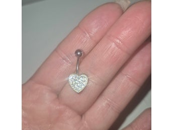 Ny silver Navelpiercing med hjärta och rhinestones! Bling bling