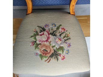 2 Antika stolar i björk från ca 1930-tal broderad sits