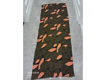 oanvänd ullsjal 70x180cm med blommönster