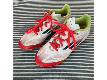 Adidas fotbollsskor stl 35 (innermått ca 212mm)