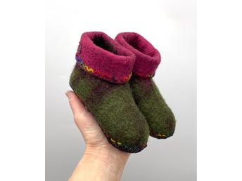 Handtovade ulltofflor med skinnstula – Oliv/Cerise