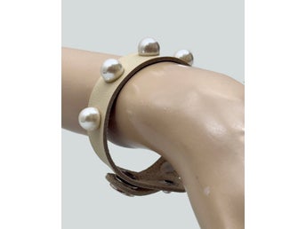 Armband i Elfenben ( Ivory ), vita stora pärlor, Gothic, Hard-rock, Mainstreat.