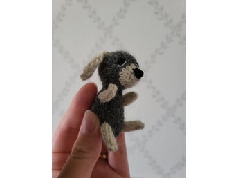 Liten handstickad hund vit och