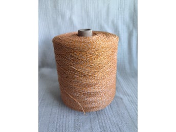 Blandgarn, ca.640 gr. utan kon: 50%lin; 35%merino sprfine; 10%silke; 5%kashmir.