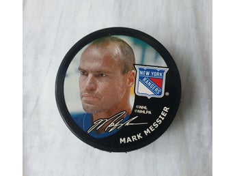 Ishockeypuck med autograf från Mark Messier, made in Slovakia