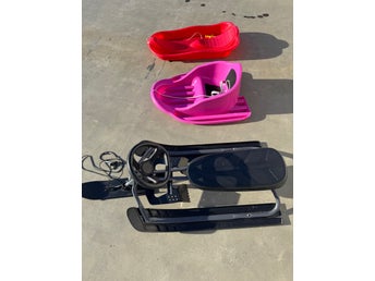 Stiga Snowracer Iconic, Stiga Baby Cruiser och röd pulka