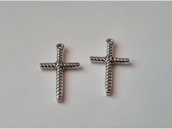 2 st Kors berlocker / charms (silverfärgade)