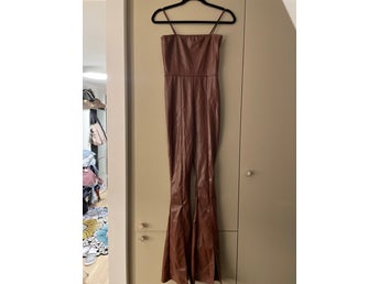 söt jumpsuit konstläder