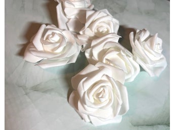 Konstgjorda blommor - 6 vackra & verklighetstrogna vita rosor i foam/skumgummi