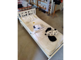 IKEA Juniorbarnsäng Kritter med madrass och extra tillbehör.