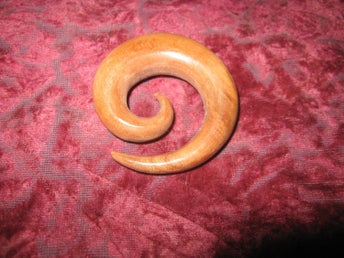 TÖJNING SPIRAL PIERCING 14 MM (ÄDEL TRÄ)