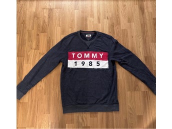Tommy Hilfiger grå tröja, storlek L
